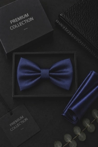 Elegancka Mucha Męska Gotowa Gładka Granatowa Zestaw z Poszetką M231